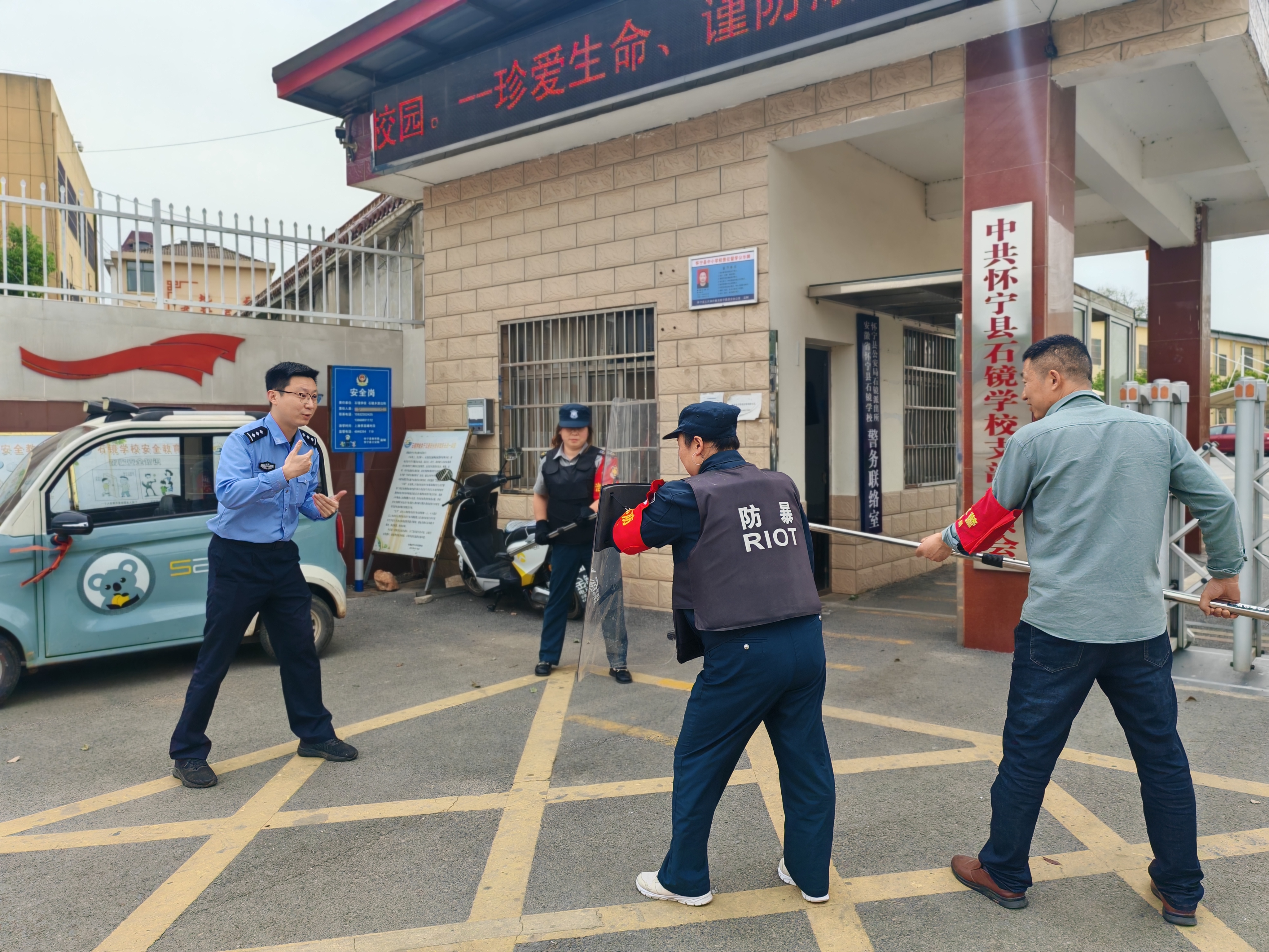 “好人派出所”厚植道德土壤   圖為黃若舟（左一）在石鏡學(xué)校指導(dǎo)校園保衛(wèi)人員開展應(yīng)急演練.jpg