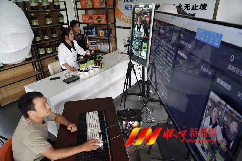 電商直播 助農增收.JPG